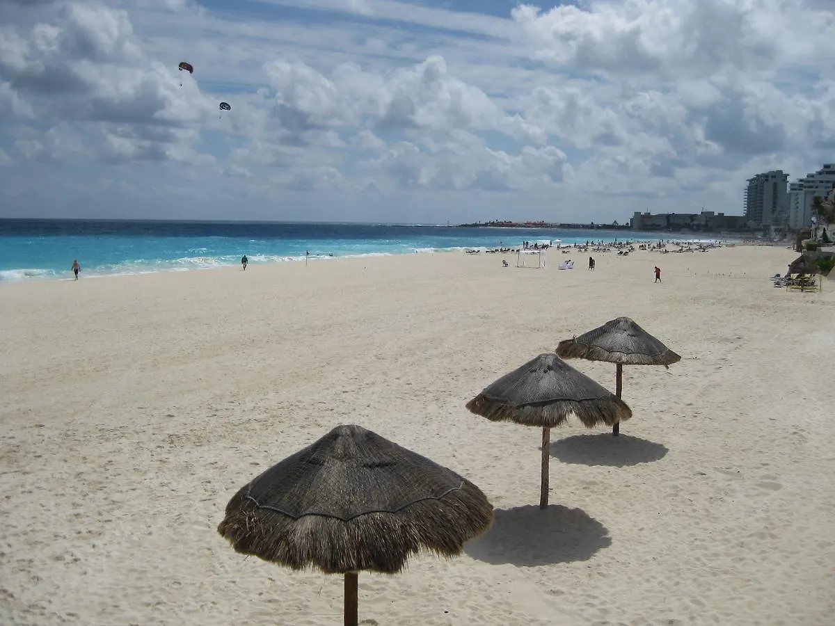 Cancun Beach Escape Condo 아파트